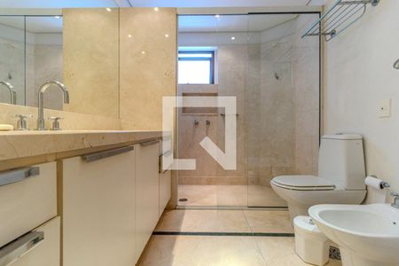 Apartamento à venda com 300m², 3 quartos e 4 vagasBanheiro da Suíte 2