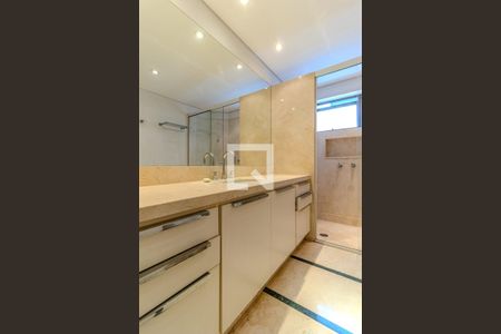 Apartamento à venda com 300m², 3 quartos e 4 vagasBanheiro da Suíte 2