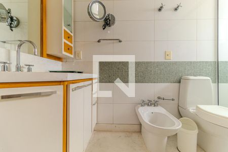 Apartamento à venda com 300m², 3 quartos e 4 vagasBanheiro da Suíte 1
