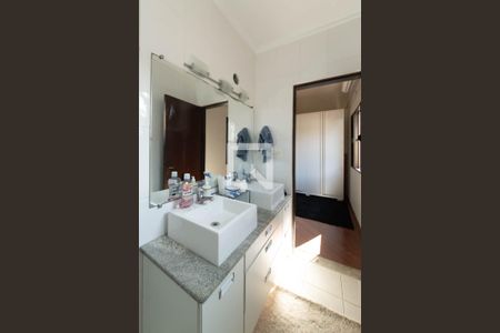 Casa à venda com 300m², 4 quartos e 5 vagasBanheiro da Suíte 2