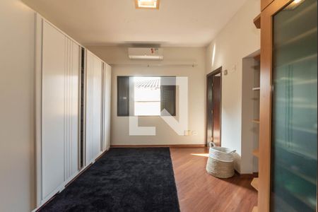 Casa à venda com 300m², 4 quartos e 5 vagasSuíte 2