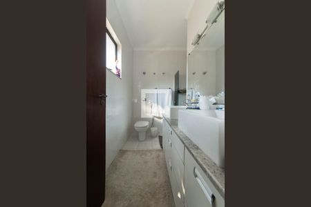 Casa à venda com 300m², 4 quartos e 5 vagasBanheiro da Suíte 2