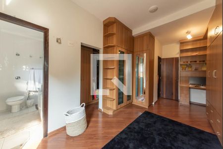 Casa à venda com 300m², 4 quartos e 5 vagasSuíte 2