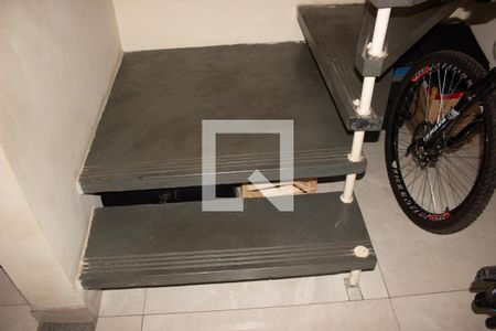 Casa de condomínio à venda com 67m², 2 quartos e 1 vagaEscada