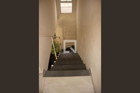 Casa de condomínio à venda com 67m², 2 quartos e 1 vagaEscada