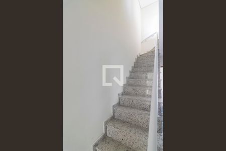 Casa à venda com 120m², 3 quartos e 2 vagas Casa à venda com 120m², 3 quartos e 2 vagasEscada