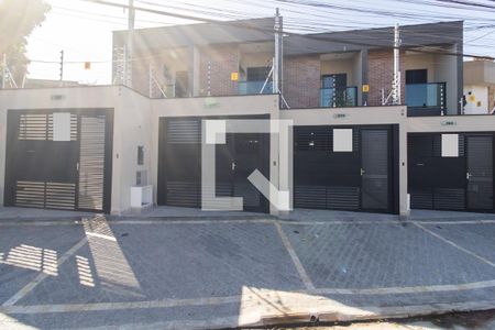 Casa à venda com 109m², 3 quartos e 2 vagasFachada