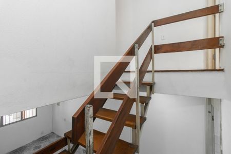 Casa à venda com 80m², 2 quartos e 2 vagas Casa à venda com 80m², 2 quartos e 2 vagasEscada