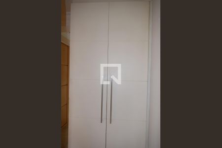 Apartamento à venda com 69m², 2 quartos e 2 vagasArmário do hall dos quartos