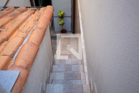 Casa à venda com 155m², 3 quartos e 2 vagas Casa à venda com 155m², 3 quartos e 2 vagasEscada