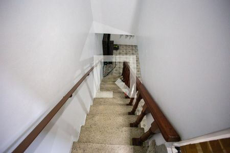 Casa à venda com 155m², 3 quartos e 2 vagas Casa à venda com 155m², 3 quartos e 2 vagasEscada