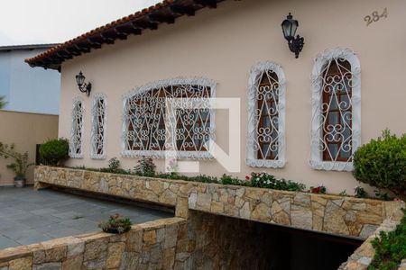 Casa à venda com 400m², 4 quartos e 6 vagas Casa à venda com 400m², 4 quartos e 6 vagasFachada