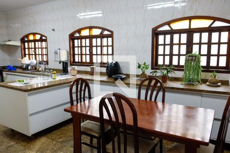 Casa à venda com 400m², 4 quartos e 6 vagas Casa à venda com 400m², 4 quartos e 6 vagasCozinha