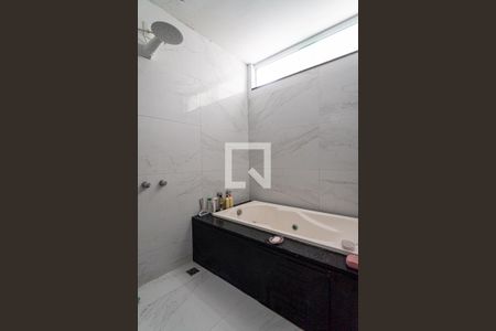 Casa de condomínio à venda com 520m², 3 quartos e 4 vagasBanheiro da Suíte Master