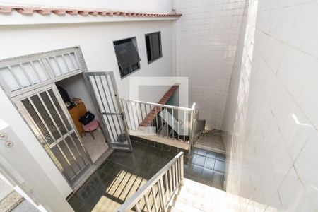 Casa à venda com 390m², 3 quartos e 4 vagasTerraço - Escada de acesso