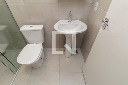 Banheiro de kitnet/studio para alugar com 1 quarto, 21m² em República, São Paulo