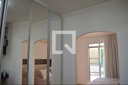 Casa de condomínio à venda com 160m², 3 quartos e 4 vagasCloset Suíte