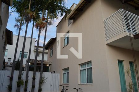 Casa de condomínio à venda com 160m², 3 quartos e 4 vagasEntrada lateral