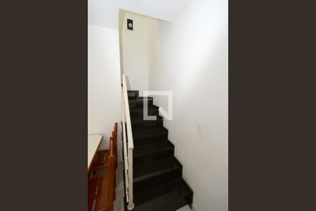 Casa à venda com 75m², 2 quartos e 1 vagaEscada