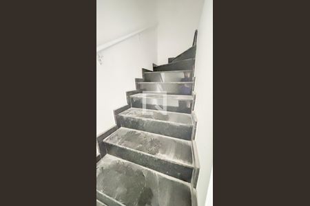 Casa à venda com 114m², 2 quartos e 4 vagasEscada