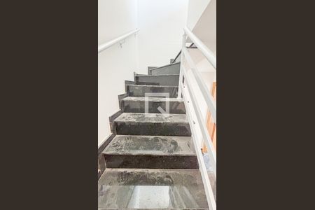 Casa à venda com 114m², 2 quartos e 4 vagasEscada