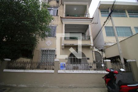 Fachada  de casa para alugar com 1 quarto, 75m² em Olaria, Rio de Janeiro