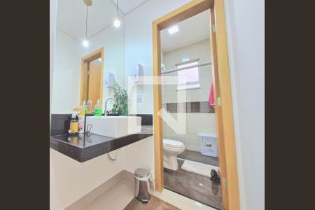 Casa à venda com 238m², 3 quartos e 2 vagasBanheiro social