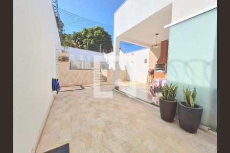 Casa à venda com 238m², 3 quartos e 2 vagasQuintal