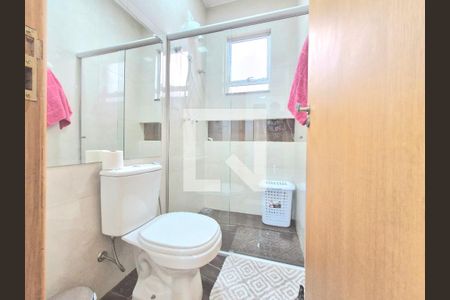 Casa à venda com 238m², 3 quartos e 2 vagasBanheiro social