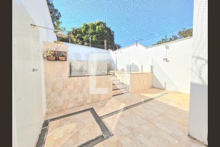 Casa à venda com 238m², 3 quartos e 2 vagasQuintal