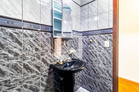 Casa para alugar com 79m², 2 quartos e 2 vagasBanheiro social