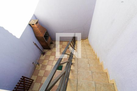 Casa para alugar com 100m², 2 quartos e 3 vagas Casa para alugar com 100m², 2 quartos e 3 vagasQuintal - escada