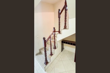 Casa para alugar com 250m², 4 quartos e 6 vagas Casa para alugar com 250m², 4 quartos e 6 vagasEscada
