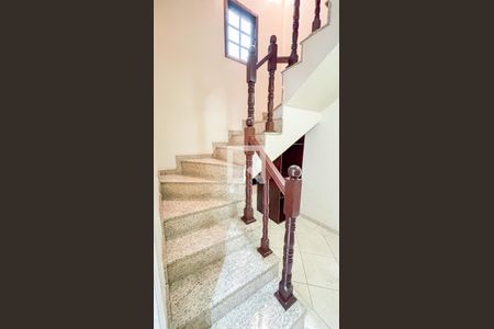 Casa para alugar com 250m², 4 quartos e 6 vagas Casa para alugar com 250m², 4 quartos e 6 vagasEscada