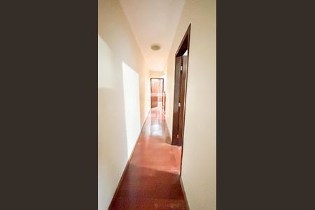 Casa para alugar com 250m², 4 quartos e 6 vagas Casa para alugar com 250m², 4 quartos e 6 vagasCorredor