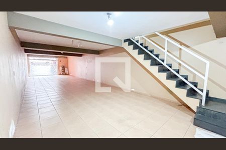 Casa para alugar com 250m², 4 quartos e 6 vagas Casa para alugar com 250m², 4 quartos e 6 vagasGaragem