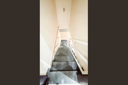Casa para alugar com 250m², 4 quartos e 6 vagas Casa para alugar com 250m², 4 quartos e 6 vagasEscada