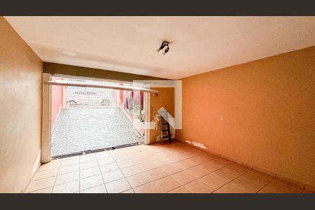 Casa para alugar com 250m², 4 quartos e 6 vagas Casa para alugar com 250m², 4 quartos e 6 vagasGaragem