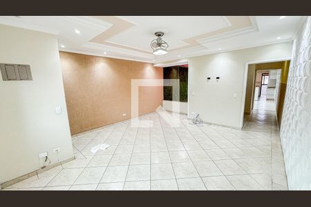 Casa para alugar com 250m², 4 quartos e 6 vagas Casa para alugar com 250m², 4 quartos e 6 vagasSala