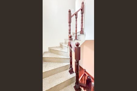 Casa para alugar com 250m², 4 quartos e 6 vagas Casa para alugar com 250m², 4 quartos e 6 vagasEscada