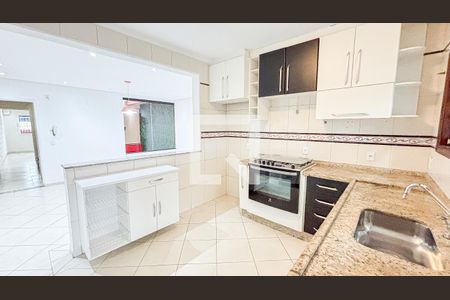 Casa para alugar com 250m², 4 quartos e 6 vagas Casa para alugar com 250m², 4 quartos e 6 vagasCozinha