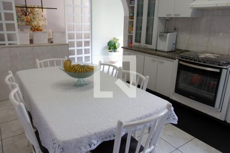 Casa à venda com 320m², 4 quartos e 2 vagas Casa à venda com 320m², 4 quartos e 2 vagasCozinha