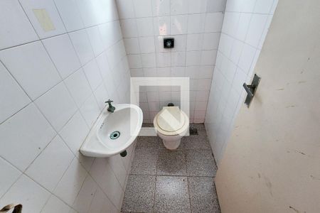 Casa para alugar com 630m², 5 quartos e 6 vagasBanheiro de Serviço