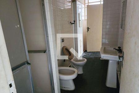 Casa para alugar com 630m², 5 quartos e 6 vagasBanheiro da Suíte 1