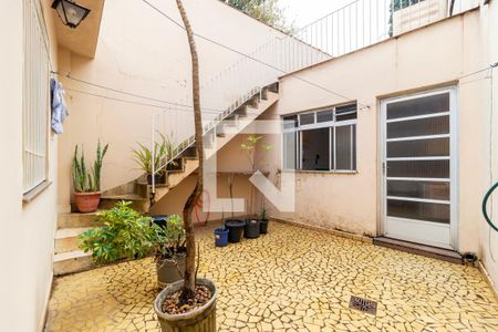 Casa à venda com 200m², 4 quartos e 6 vagas Casa à venda com 200m², 4 quartos e 6 vagasQuintal