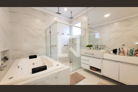 Casa de condomínio à venda com 329m², 4 quartos e 4 vagasBanheiro da suíte 1