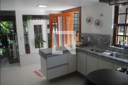 Casa para alugar com 400m², 4 quartos e 3 vagasCozinha 