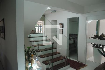 Casa para alugar com 400m², 4 quartos e 3 vagasEscada