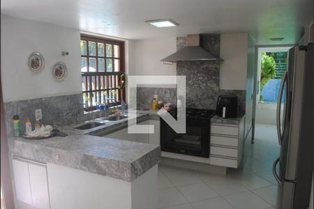 Casa para alugar com 400m², 4 quartos e 3 vagasCozinha 