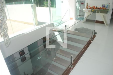 Casa para alugar com 400m², 4 quartos e 3 vagasEscada